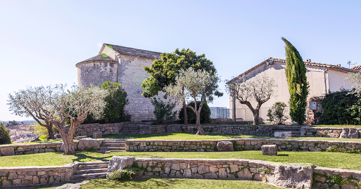 Théâtre de Verdure situé au pied de la Tour de l'horloge