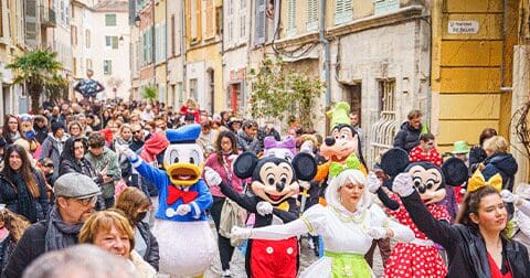 carnaval-2022-defile-dans-la-rue-draguignan