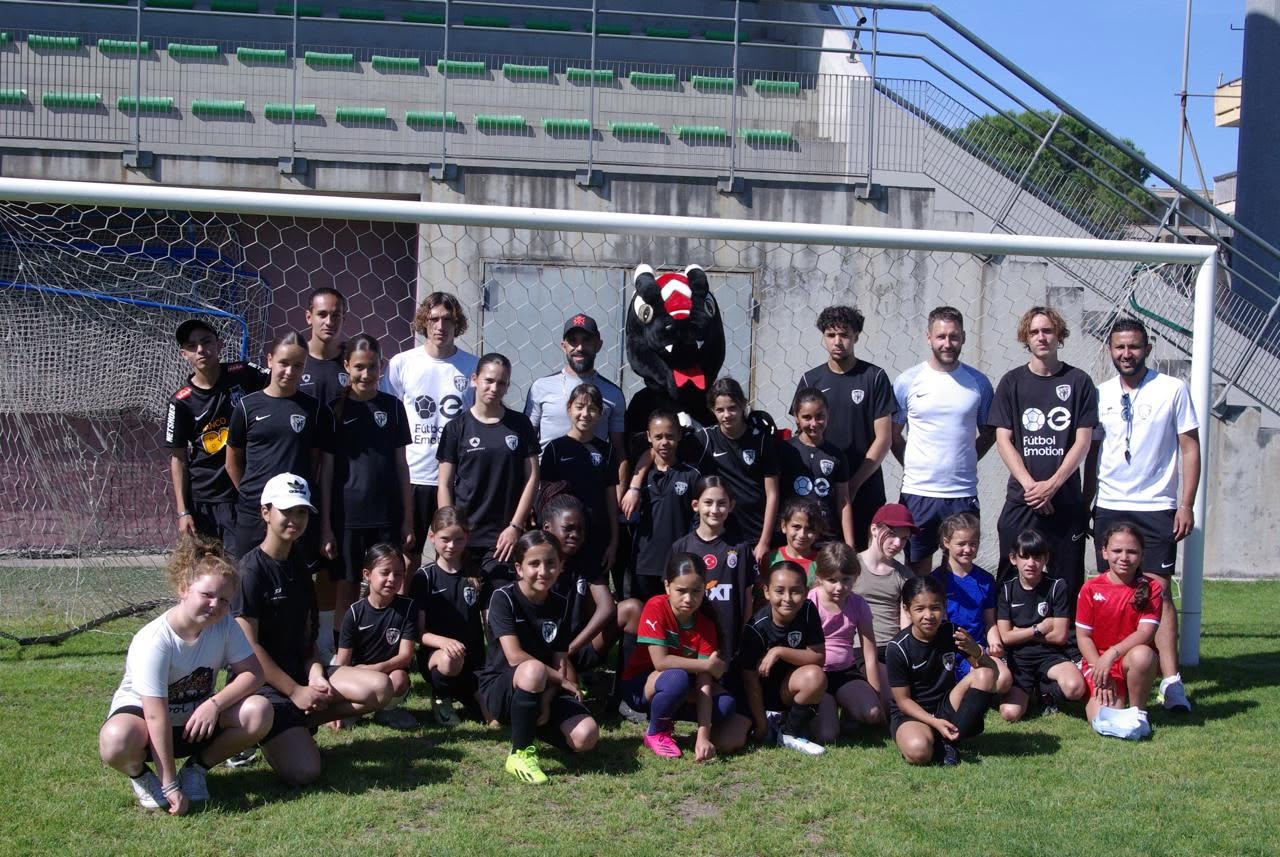 Groupe de jeunes participants au Projet Sport du PRÉ de Draguignan, accompagnés d'éducateurs et d'une mascotte, posant devant un but sur un terrain de football.