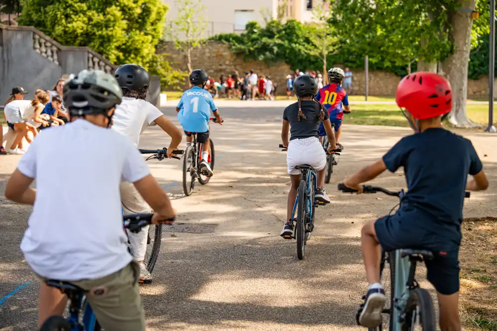 Élèves de CM2 circulant à vélo sur un parcours aménagé au parc Haussmann lors de la Fête du Vélo.