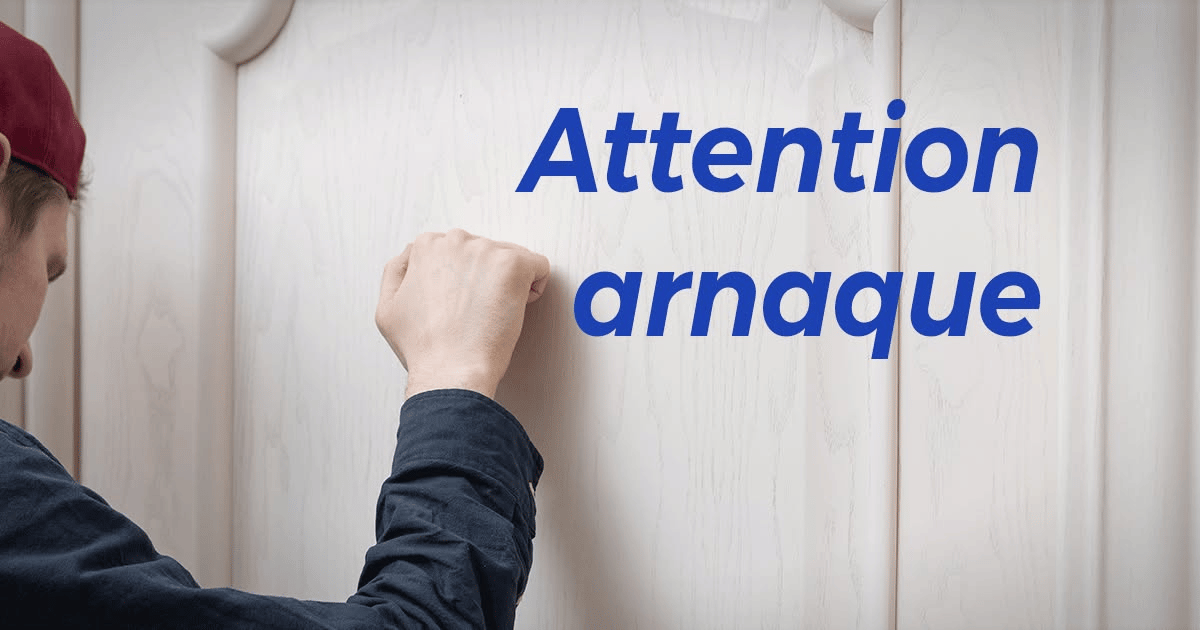 Personne frappant à une porte avec le texte Attention arnaque inscrit à côté.