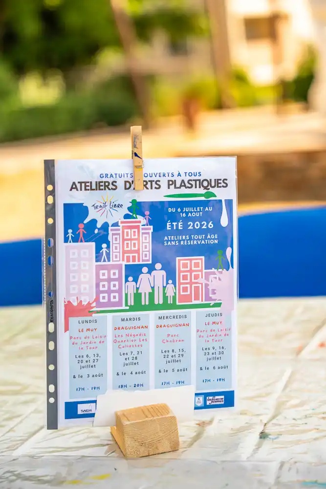 Affiche des ateliers d'arts plastiques gratuits et ouverts à tous de l'association Trait Libre pour l'été 2026.