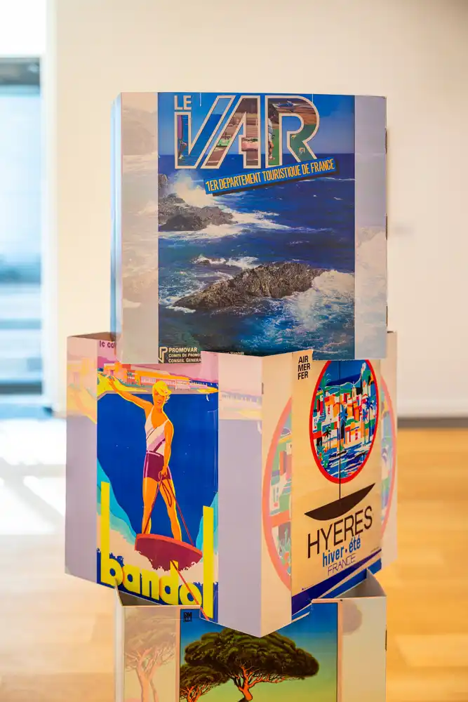Présentoir cubique composé d'affiches touristiques anciennes du Var, incluant des visuels pour Bandol et Hyères.