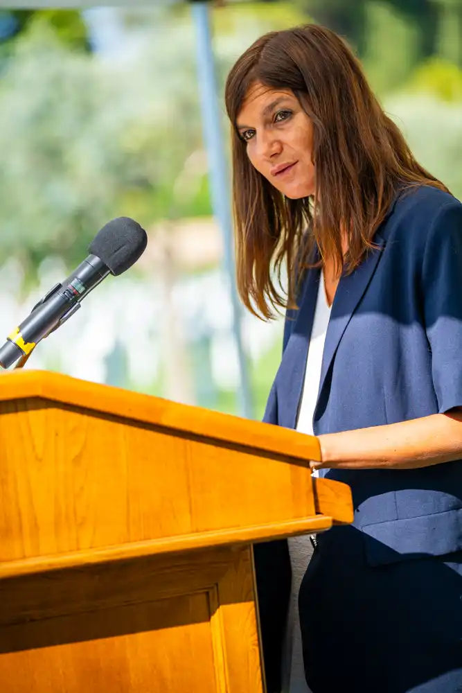 Christine Premoselli s'exprimant au pupitre lors de la cérémonie de commémoration de la Libération de Draguignan.