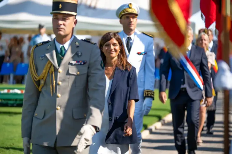 Cortège officiel composé de militaires en uniforme et d'élus lors de la cérémonie de commémoration de la Libération de Draguignan.