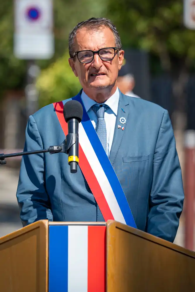 Richard Strambio, maire de Draguignan, prononçant un discours devant un pupitre lors de la cérémonie de commémoration du 16 août.