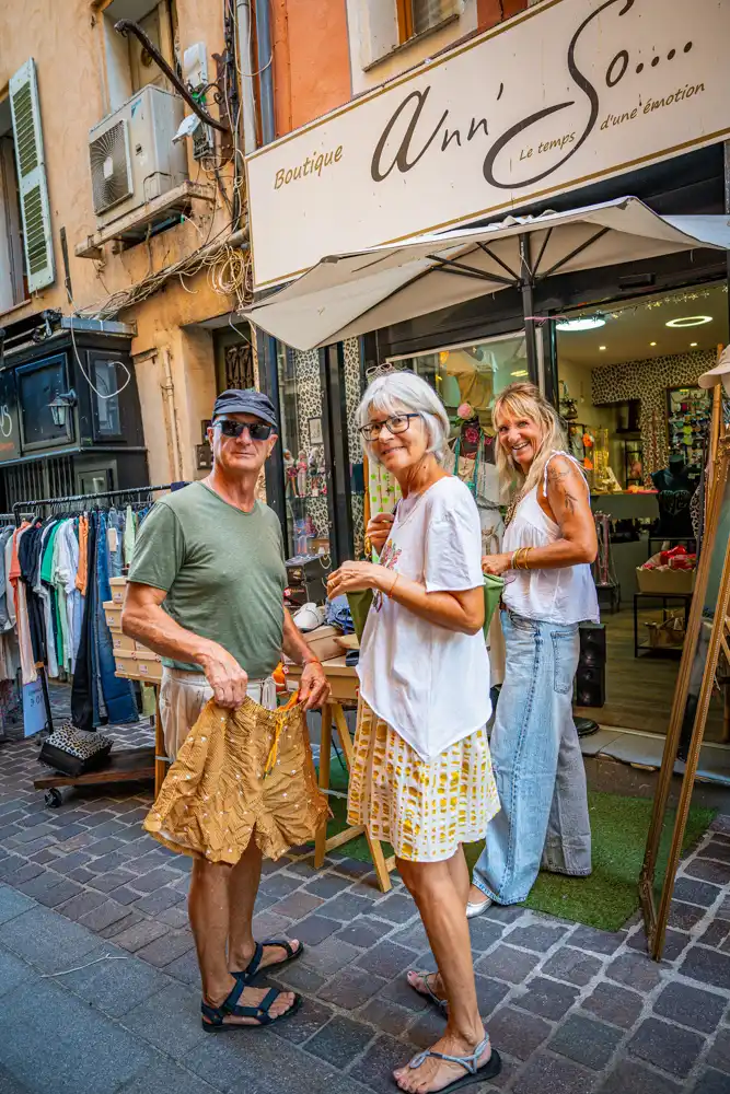 Trois personnes devant la boutique Ann' So lors de la braderie des commerçants à Draguignan.