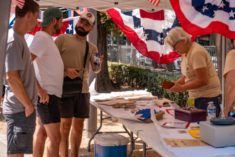 Stand de l'association Delta Force 44 au jardin Anglès lors de la reconstitution du camp militaire US pour la Libération de Draguignan.