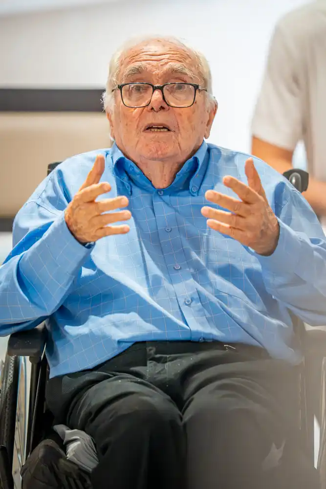 Albert Donnat s'exprimant lors de la cérémonie de remise de la Légion d'honneur.