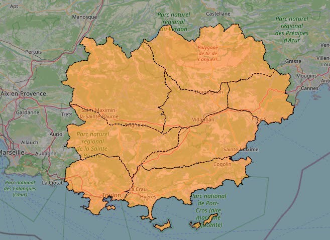 Carte du département du Var indiquant un risque incendie sévère sur l'ensemble des massifs forestiers.