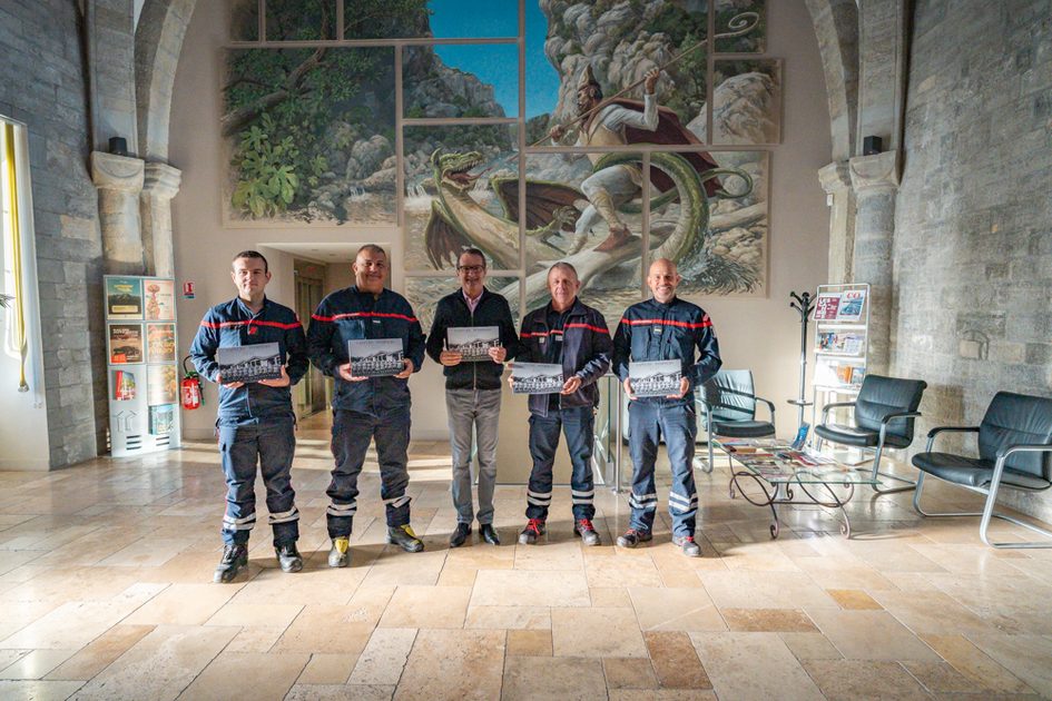 Présentation du calendrier des pompiers 2027 au maire de Draguignan