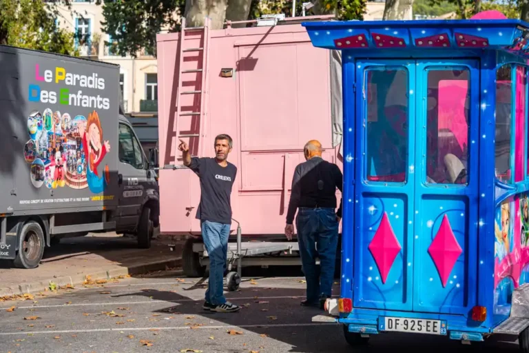 Installation des manèges et des camions de la fête foraine sur les allées d'Azémar.