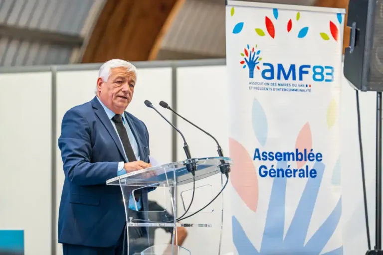 Richard Strambio s'exprimant au pupitre lors de l'assemblée générale de l'Association des maires du Var.