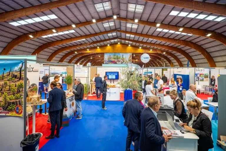 Vue intérieure des tennis couverts des Collettes accueillant les stands et les visiteurs du salon des communes et intercommunalités du Var.