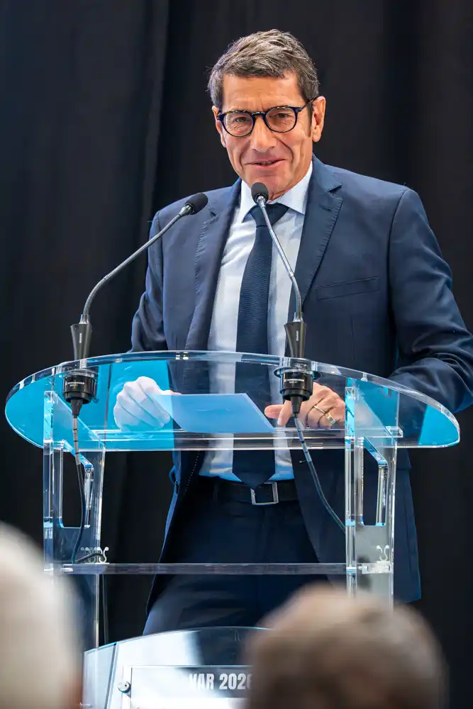 Richard Strambio s'exprimant au pupitre lors de l'inauguration du salon des communes et intercommunalités du Var.