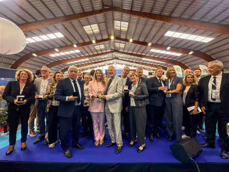 Groupe d'élus et de décideurs publics posant sur scène lors de l'inauguration du salon des communes et intercommunalités du Var aux tennis couverts des Collettes.