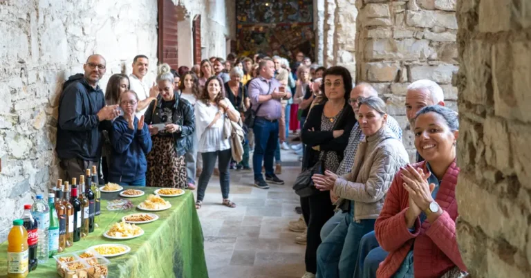 Public assistant au vernissage de l'exposition Goat Country dans la Chapelle de l'Observance.